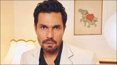 Randeep Hooda recently travelled by metro to avoid the busy traffic amid Mumbai rains Randeep Hooda beats Mumbai rains by travelling in metro: Video of ‘Highway’ actor goes viral online
