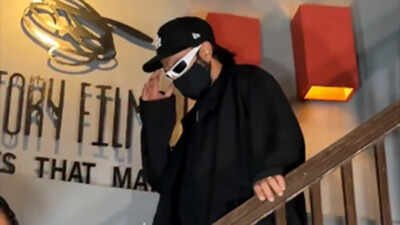 Ranveer Singh hides his new look during visit to Hansal Mehta's office ahead of 'Pralay' shoot - Watch video Ranveer Singh hides his new look during visit to Hansal Mehta's office ahead of 'Pralay' shoot - Watch video