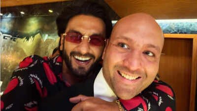 Ranveer Singh poses with 'Indian Trump' Avinash Agarwal from 'India's Got Latent 2'; comedian roasts actor in caption, 'Thanks for wearing men's clothes' Ranveer Singh poses with 'Indian Trump' Avinash Agarwal from 'India's Got Latent 2'; comedian roasts actor in caption, 'Thanks for wearing men's clothes'