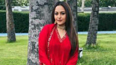 Sonakshi Sinha loses cool at paparazzi outside event, says 'jab tak aap nahi jaoge, main car me nahi baithungi' Sonakshi Sinha loses cool at paparazzi outside event, says 'jab tak aap nahi jaoge, main nahi baithungi'