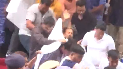 Sonam Wangchuk removed from Jantar Mantar Sonam Wangchuk removed from Jantar Mantar on Day 21 of hunger strike, taken to hospital; chaos erupts