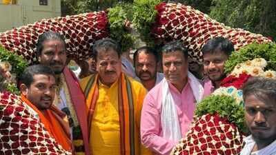 Rowdy sheeter celebrates birthday with Karnataka BJP MLA SR Vishwanath; viral video draws police attention