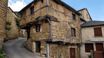 This 600-year-old French house seems to defy gravity; the real reason lies in a medieval tax rule