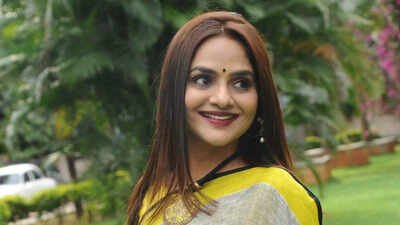 Veteran actress Madhoo reveals elder daughter will tie the knot soon, says she is in 'La La Land' ahead of wedding