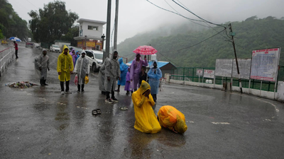 Pilgrimages to shrines in J&K stay suspended for 3rd day amid hostile weather