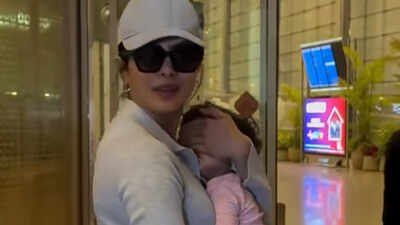 When Priyanka Chopra apologised to a fan for not clicking a selfie: 'I am with the baby' When Priyanka Chopra apologised to a fan for refusing a selfie while carrying sleeping Malti Marie: 'I am with the baby'