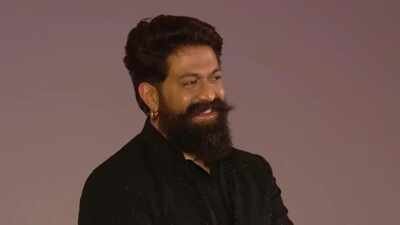Yash blushes on receiving thunderous 'Daddy's Home' chants at 'Ramayana' Pratham Sankalap event in Delhi - WATCH Yash blushes on receiving thunderous 'Daddy's Home' chants at 'Ramayana' Pratham Sankalap event in Delhi - WATCH