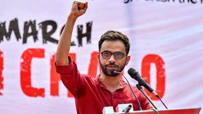 The discussion was centred on Khalid’s book, Fractured Communities: Adivasi Histories and the Politics of Power, based on his PhD thesis submitted at JNU’s Centre for Historical Studies in 2018. After JNU cancels venue, Umar Khalid book discussion held outside amid ABVP protests