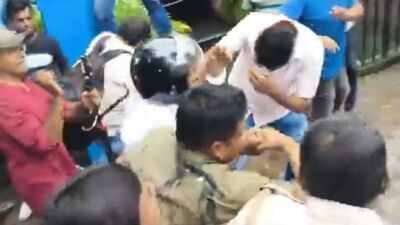 Former TMC MLA Nirmal Ghosh was attacked outside a West Bengal police station. He was arrested in RG Kar victim's 'hurried' cremation case. RG Kar victim's 'hurried' cremation: Mob attacks arrested ex-TMC MLA with footwear, eggs, muck; video