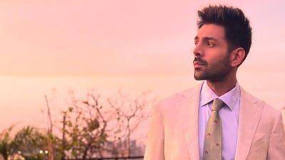 Kartik Aaryan suffered an injury on the set of Kabir Khan's film. Kartik Aaryan suffered an injury on the set of Kabir Khan's film.