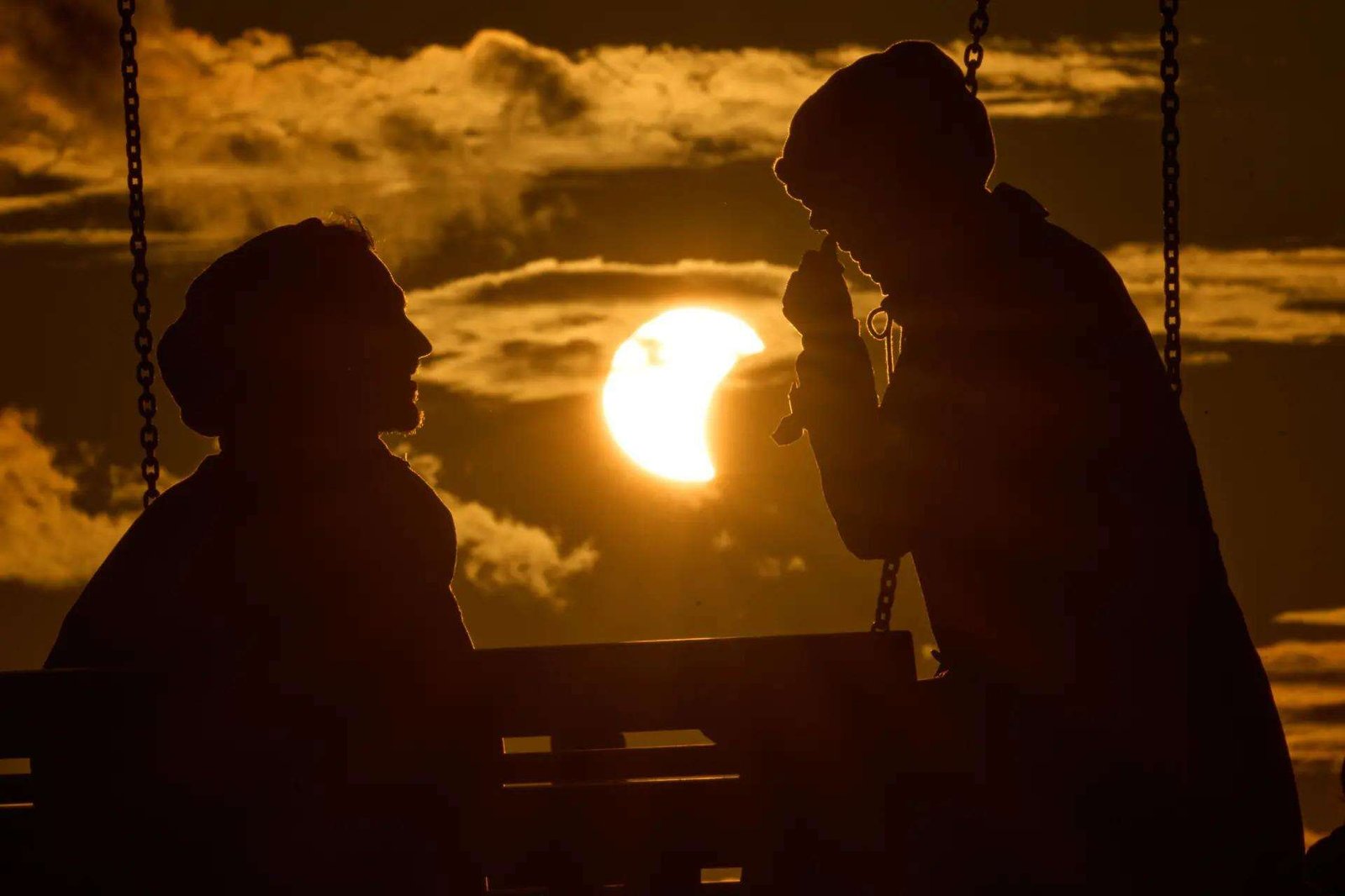 A moment beneath the eclipse. (Photo: AP)<br>