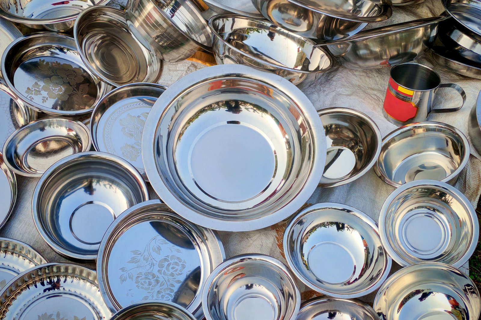 American woman calls IKEA’s steel plates ‘chic’