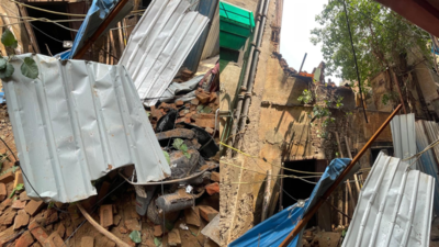 The incident occurred on Pyare Lal Road in Regarpura, central Delhi at around 11.15am, when labourers were demolishing an old structure. (IANS) 1 dead, 3 injured after building collapses during demolition work in Delhi's Karol Bagh