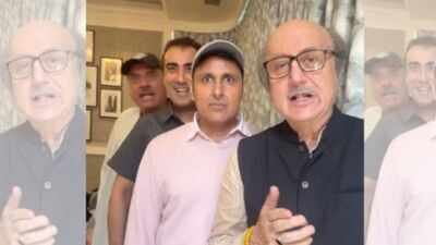 Anupam Kher hops on viral 'Mere Mehboob Qayamat Hogi' trend from CJP protest with 'Khosla Ka Ghosla 2' co-stars Boman Irani, Ranvir Shorey and Pravin Dabas ahead of August release - WATCH