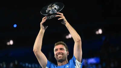 Australia's Jordan Smith holds his trophy aloft after defeating Joanna Garland of Taiwan to win the 1 Point Slam event ahead of the Australian Open in Melbourne, Australia, Jan. 14, 2026. (James Ross/AAP Image via AP, File) Rock, paper, scissors... then millionaire!: Australian Open brings back Million-Dollar 1 Point Slam