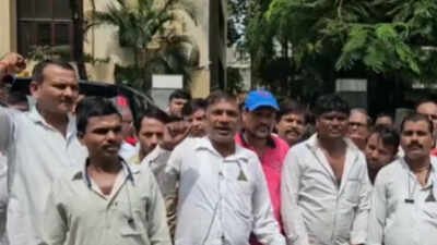 ‘Had we been educated, we’d be in office’: Mumbai auto drivers block road, begin 3-day strike over Marathi rule