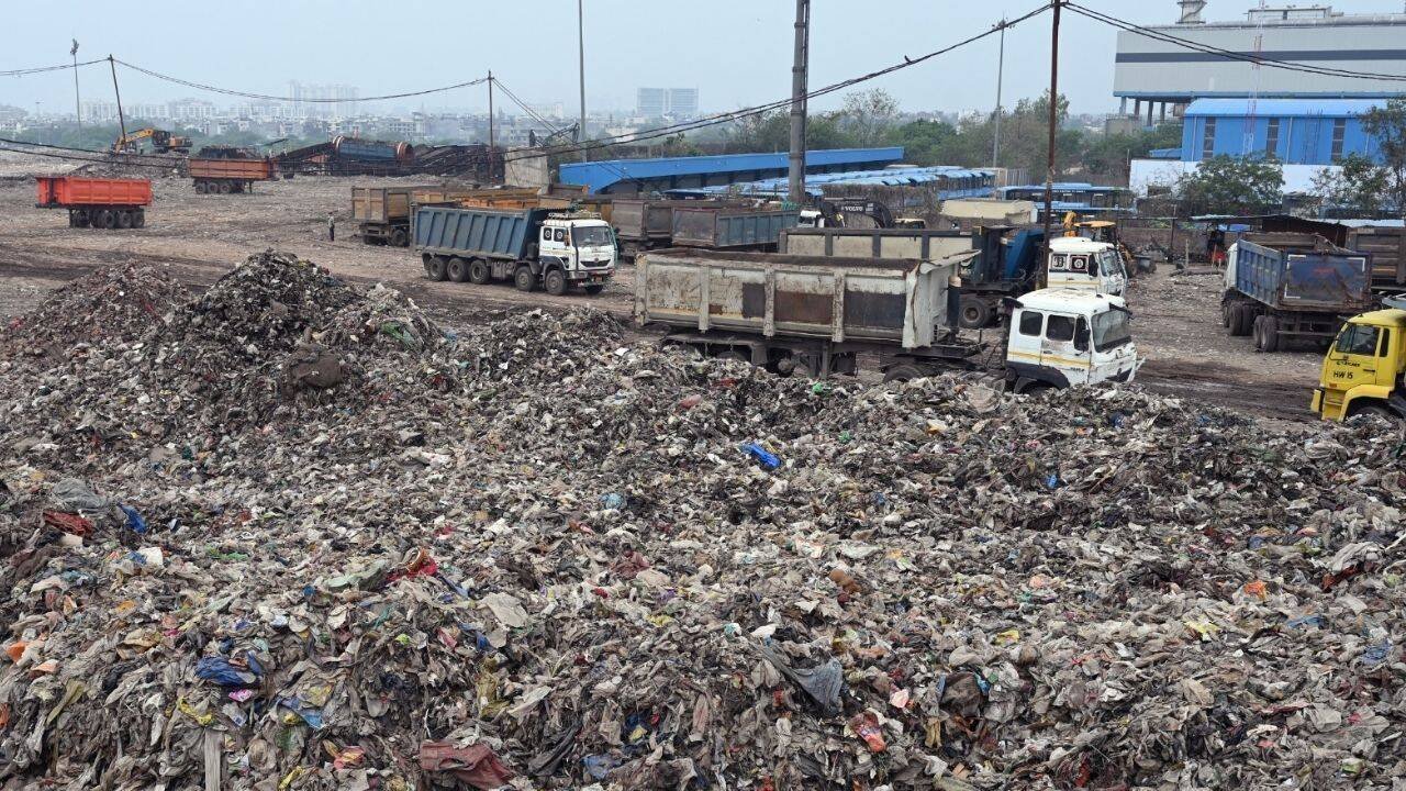 Bhalswa’s 1 crore tonnes of waste equals nearly 15 lakh truckloads (Photo credit: Piyal Bhattacharjee)<br><br>