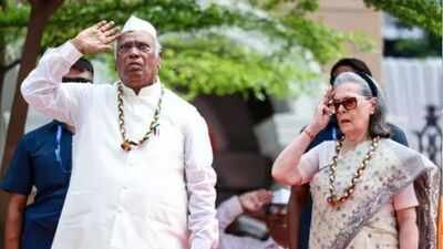 The controversy erupted after visuals from the Independence Day programme at the Congress headquarters showed senior party leaders speaking among themselves BJP lodges complaint against Sonia Gandhi as Vande Mataram row intensifies