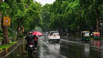 Delhi wakes up to heavy rain as waterlogging disrupts traffic. Heavy rain lashes Delhi, IMD issues orange alert as waterlogging slows traffic