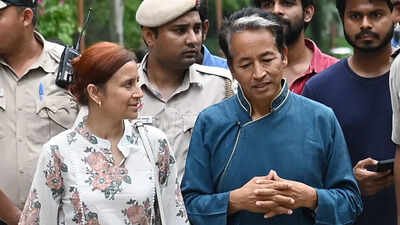 Wangchuk gives government 1 month to drop cases, compensate kin of Leh protest firing victims