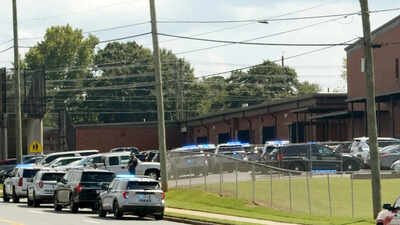 The suspect was arrested “without further incident” in a neighbourhood around 800 metres from the school Georgia high school shooting leaves student injured, teenage suspect arrested