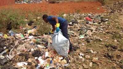 Ghana's capital discards 300 tons of plastic per day, now they mix it with sand and use it as street paving that is cheaper than concrete