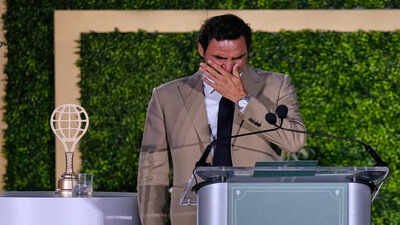 ‘Oh gosh, this such a mess’: Roger Federer breaks down during Hall of Fame speech - Watch