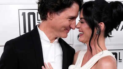 Pic: AP Katy Perry and Justin Trudeau share a passionate kiss on beach date as they mark a year of dating - PICS