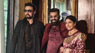 Kichcha Sudeep steals the spotlight by performing Shah Rukh Khan’s romantic song ‘Suno Na Suno Na’ from 'Chalte Chalte' at a Bengaluru wedding - Watch