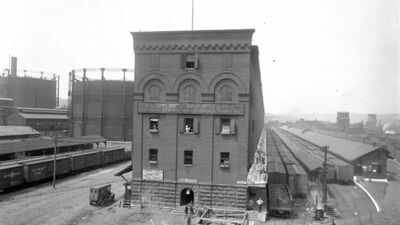 Historic photo of the completed B&O freight warehouse, now Longworth Hall In 1904, a 1,227-foot Cincinnati railroad warehouse was among the world’s longest buildings; 122 years later, 210 feet were removed for a new bridge and its old bricks are being reused