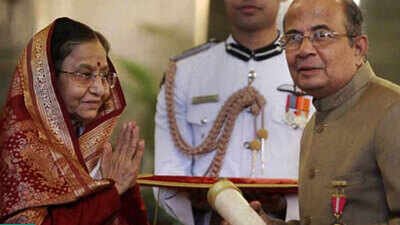Former President Pratibha Patil (left) presenting the Padma Bhushan Award to Nagarajan Vittal. The IAS officer of the Gujarat cadre, 1960 batch. (Source: PTI/File) In 1985, a giant satellite dish travelled through Bengaluru on a wooden bullock cart; it helped transform India into an IT superpower