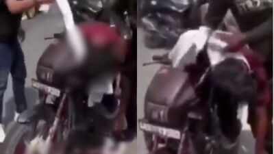 Passersby rushed a bleeding Raviraj to Max Hospital in Vaishali, but doctors declared him dead on arrival. Noida biker at 80kmph dies after Chinese manjha slits his throat on Delhi-Meerut Expressway