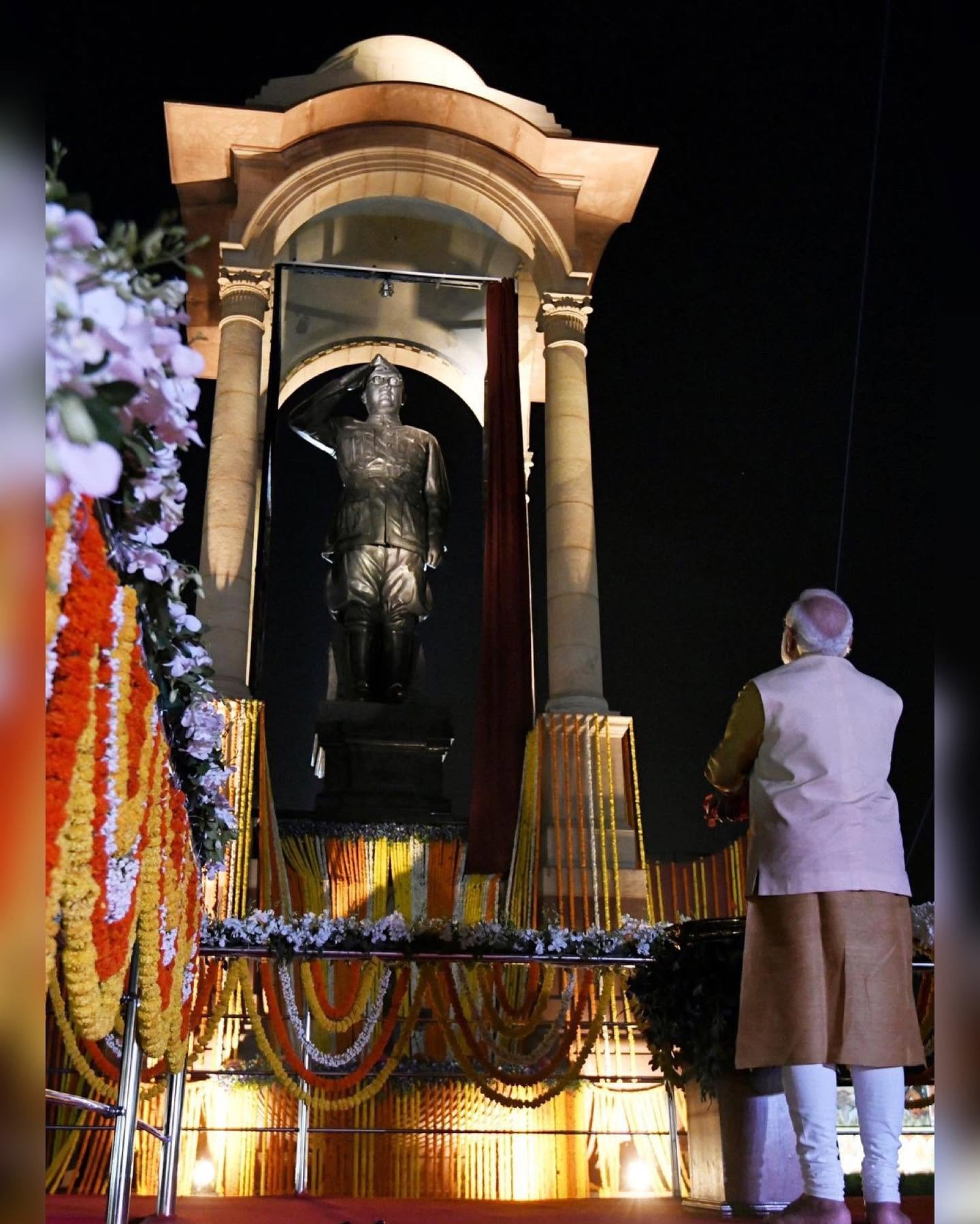 PM modi unveiling Netaji statue