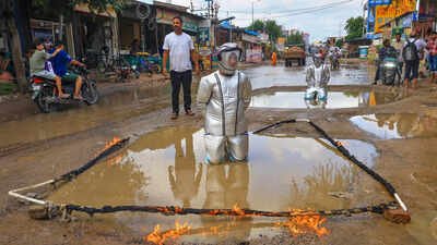 'Astronauts' land on road craters: Over 100 Jaipur residents stage unique protest against potholes