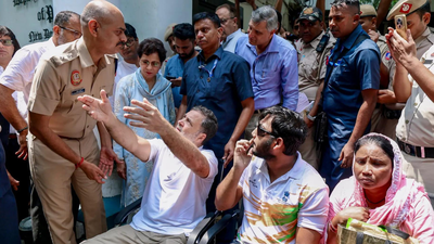 Rahul Gandhi staged dharna outside the police station. Rahul Gandhi dharna: Police register FIR on protester's pellet injury complaint, says report