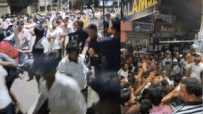 A huge rush at the sho?p in Anwarganj area Rs 16-for-16-minute offer sparks chaos at Kanpur market, FIR lodged