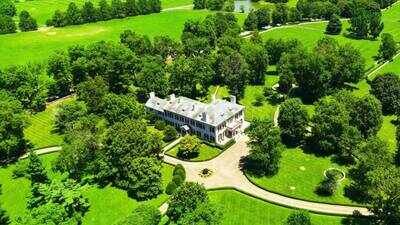 A 951-acre Kentucky horse farm with centuries of history is now on the market for $57.5 million. (Photo: James Weatherholt with Pending Media) Ryanair co-founder Tony Ryan bought a 951-acre Kentucky horse farm for $14 million in 2001; his family is now asking $57.5 million