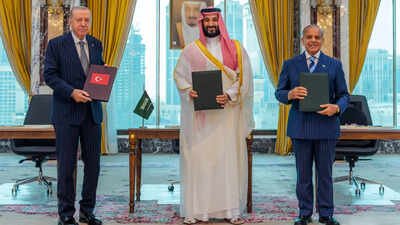 Turkey's Erdogan, Saudi's Salman and Pakistan's Sharif pose after signing teh deal. Can India still pull off another Operation Sindoor? What Saudi-Pak-Turkey Mecca defence deal means