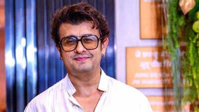 Sonu Nigam performs Mohammed Rafi's classic ‘Suhani Raat Dhal Chuki’ during surgery, shares video with heartfelt note about 'the joy of music' - WATCH Sonu Nigam performs Mohammed Rafi's classic ‘Suhani Raat Dhal Chuki’ during surgery, shares video with heartfelt note about 'the joy of music' - WATCH