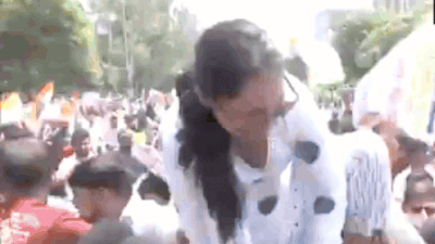Students in Patna protested the 70th BPSC examination, demanding its cancellation due to alleged irregularities. BPSC row: Students break barricades, march towards Raj Bhavan in Patna