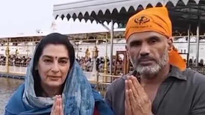 Suniel Shetty and wife Mana seek blessings at Golden Temple in Amritsar; actor buys aam papad for her at local shop Suniel Shetty and wife Mana seek blessings at Golden Temple in Amritsar; actor buys aam papad for her at local shop