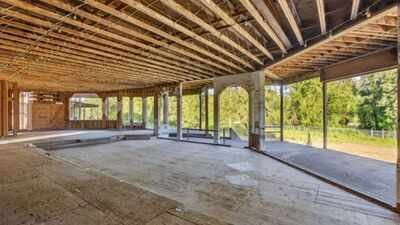 The mansion was designed on a scale that made it comparable in size to the White House. (Pictures: Oregon Live) In 1994, Hollywood Video’s founder bought 32 Oregon acres for $1.25 million and began a 52,000-sq-ft mansion; nearly 30 years and 3 owners later, it is still unfinished and asking $4.7 million