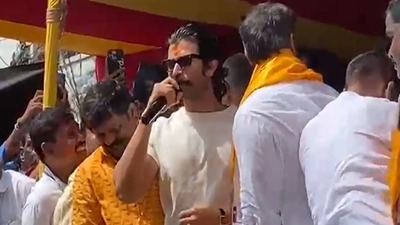 Vijay Deverakonda seeks Goddess Mahankali’s blessings at Lal Darwaza Bonalu festivities with brother Anand and Sandeep Reddy Vanga as fans gather to see the stars: 'I had a good darshan'