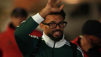 'Vozinha! Vozinha!': FIFA World Cup breakout star gets hero's welcome in Chile after three delays