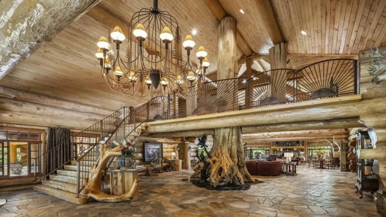 12 bedrooms and eight bathrooms lodge