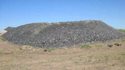 Idaho buried nearly 300 tons of crushed waste glass beneath Highway 75 In 2002, Idaho buried nearly 300 tons of crushed waste glass beneath Highway 75; the material formed 8 to 12 inches of fill under a 200-foot road section
