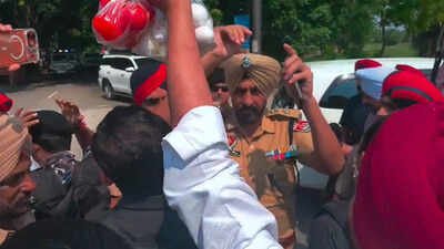 Ravneet Bittu detained while protesting against Mann's convoy 'Love to Mann': Bittu posts tomato, egg videos after protesting outside Punjab CM cavalcade - watch
