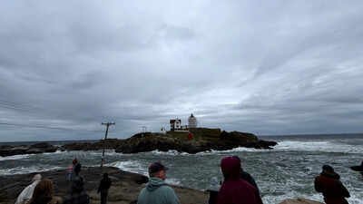 US Nor’easter batters East Coast, cancels over 400 flights, leaves 100,000 without power 400 flights cancelled, 100,000 without power as Nor-easter hits US East Coast