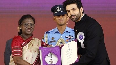 President Droupadi Murmu presents Best Actor in a Leading Role award to Actor Kartik Aaryan for Chandu Champion at the 72nd National Film Awards ceremony, in Kevadia on Tuesday. (@Bhupendrapbjp X/ANI Photo) (@Bhupendrapbjp) President Droupadi Murmu presents Best Actor in a Leading Role award to Actor Kartik Aaryan for Chandu Champion at the 72nd National Film Awards ceremony, in Kevadia on Tuesday. (@Bhupendrapbjp X/ANI Photo) (@Bhupendrapbjp)