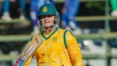 Lhuan-dre Pretorius takes South Africa to the tri-series final. (X Image)